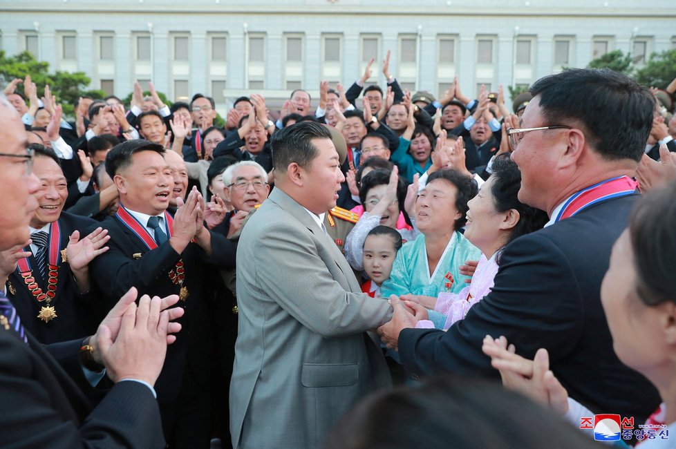 KLDR uspořádala vojenskou přehlídku, dohlížel na ni Kim Čong-un, (9. 9. 2021)