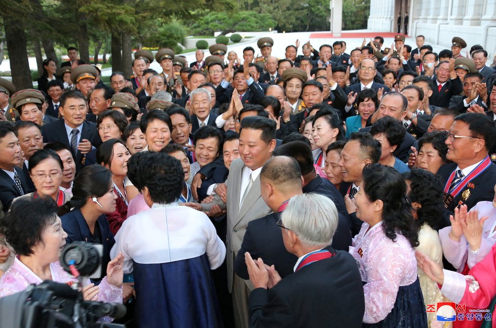 KLDR uspořádala vojenskou přehlídku, dohlížel na ni Kim Čong-un, (9. 9. 2021)