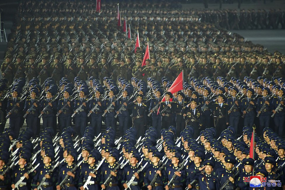 KLDR uspořádala vojenskou přehlídku, dohlížel na ni Kim Čong-un (9. 9. 2021).