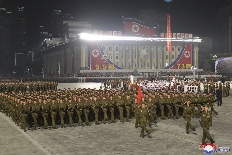 KLDR uspořádala vojenskou přehlídku, dohlížel na ni Kim Čong-un, (9.09.2021)