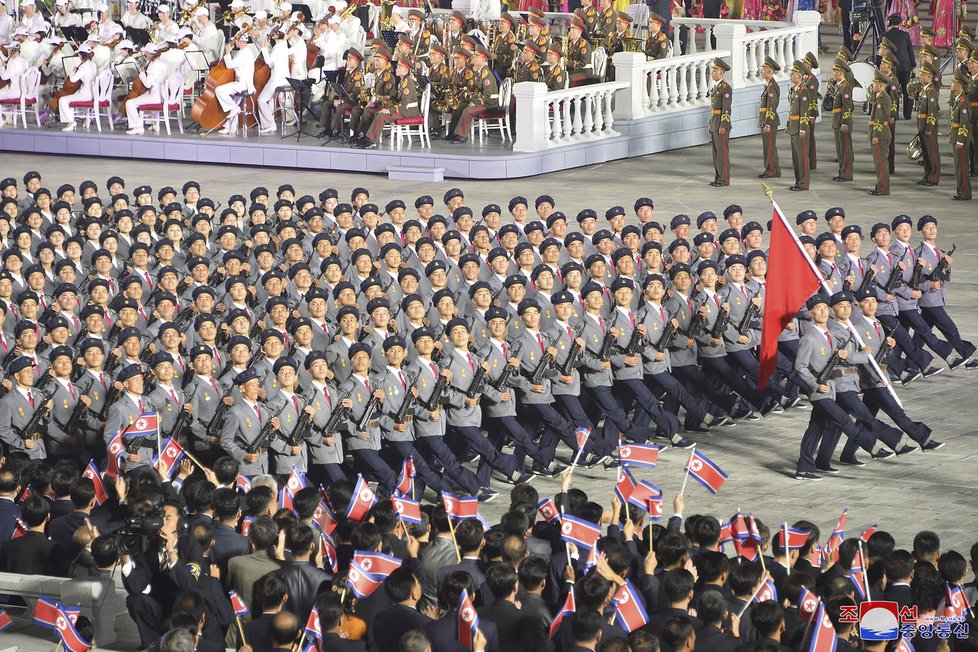 KLDR uspořádala vojenskou přehlídku, dohlížel na ni Kim Čong-un, (9.09.2021)