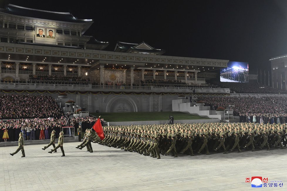 KLDR uspořádala vojenskou přehlídku, dohlížel na ni Kim Čong-un (9. 9. 2021).
