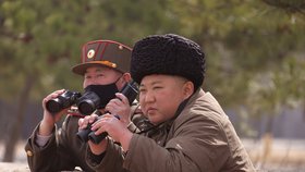 Severokorejský diktátor dohlížel na vojenské cvičení a zase bez roušky. (13.03.2020)