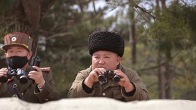 Severokorejský diktátor dohlížel na vojenské cvičení a zase bez roušky. (13.03.2020)