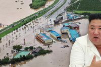 Kim v bílém navštívil vesnice postižené záplavami, místní ho vítali jako spasitele