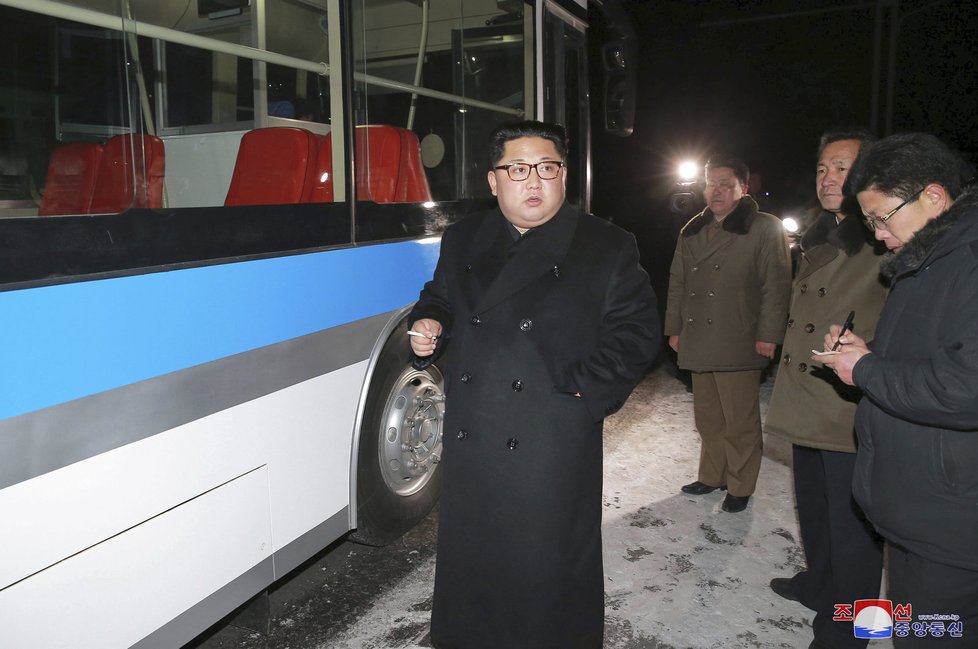 Kim Čong-un na zkušební cestě novým autobusem