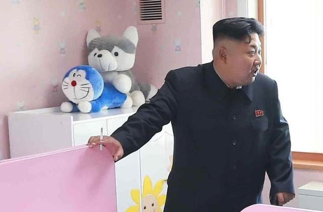 Kim Čong-un je těžký kuřák, cigaretu si neodpustil ani v nemocnici na dětském oddělení.