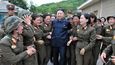 Kim Čong-un obklopen příslušnicemi "jednotky rozkoše"