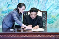 Kimovi ukápla slza, píše tisk v KLDR. Rozdělili si se sestrou role „hodného a zlého poldy“?