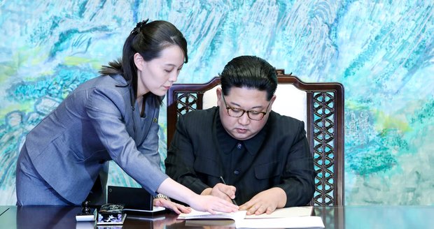 Kimovi ukápla slza, píše tisk v KLDR. Rozdělili si se sestrou role „hodného a zlého poldy“?