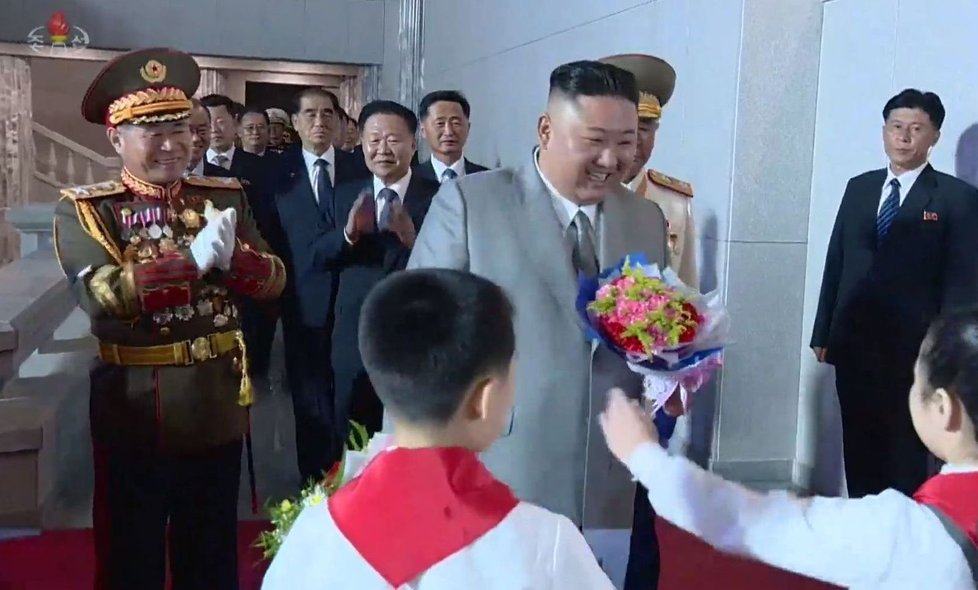 Kim Čong-una přivítaly děti.