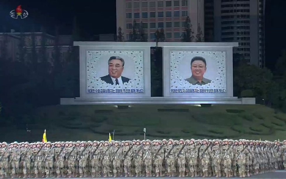 Diktátoři-zakladatelé: Kimův děd Kim Ir-sen a otec Kim Čong-il.