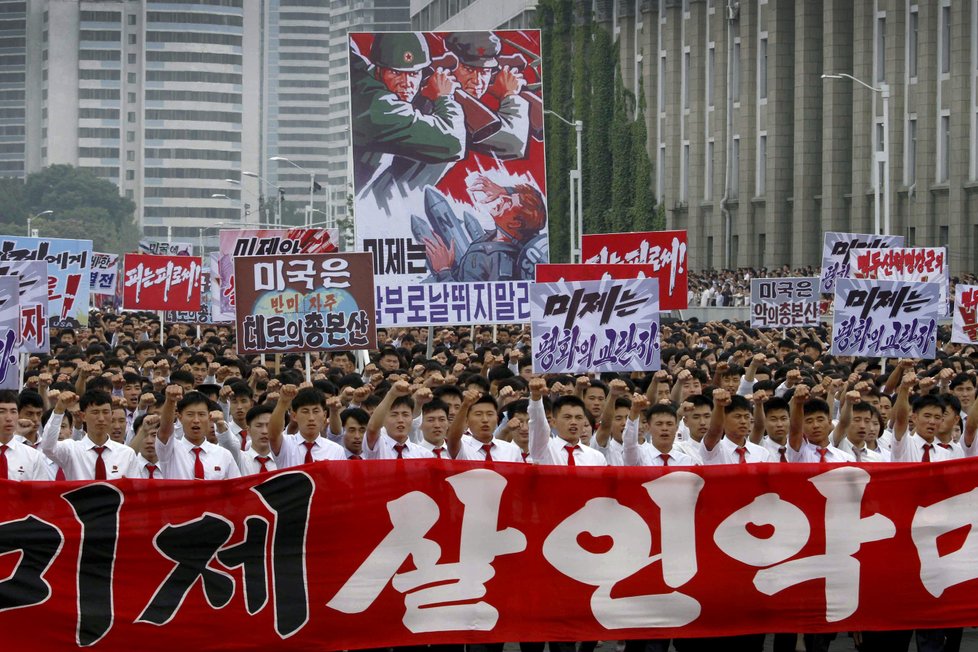 Severokorejci při oslavách boje proti americkému imperialismu