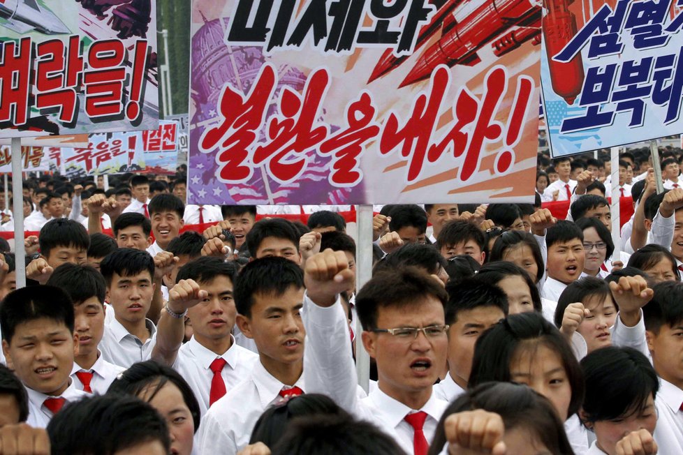 Severokorejci při oslavách boje proti americkému imperialismu