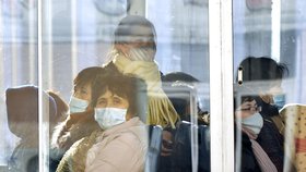 Severokorejci v maskách proti koronaviru.