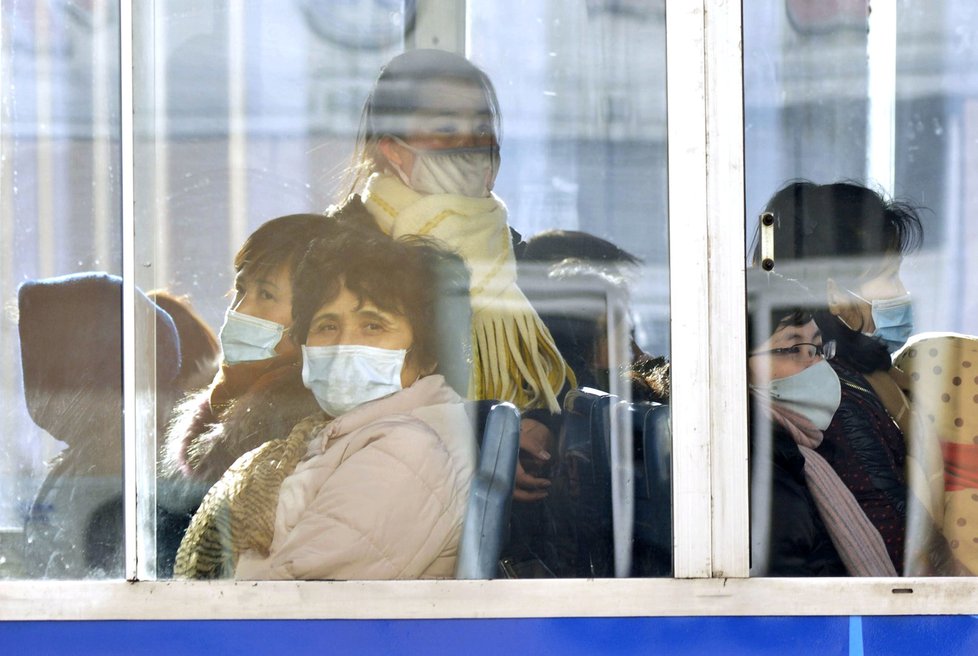 Severokorejci v maskách v maskách proti koronaviru.
