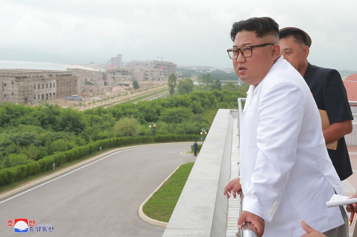Stavba severokorejského přímořského letoviska je skoro u konce. NA projekt dohlížel i vůdce Kim Čong-un.