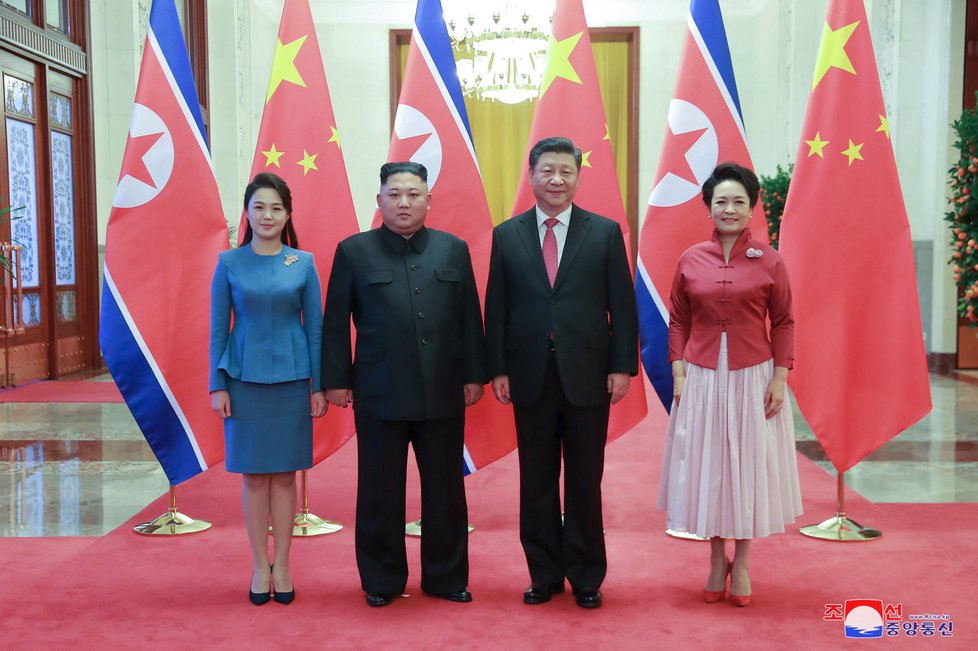 Kim Čong-un s manželkou Ri Sol-ču během návštěvy Číny.