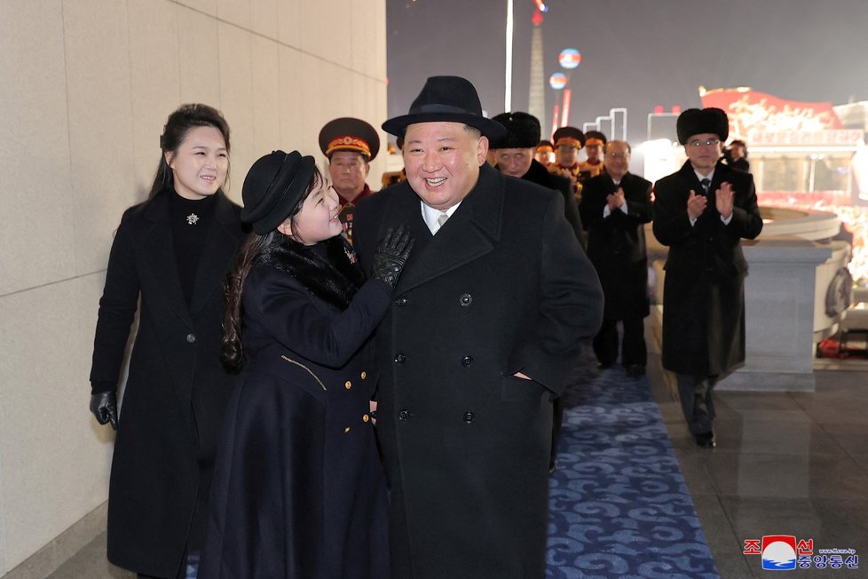 Vojenská přehlídka v KLDR: Diktátora Kima doprovodila dcera.