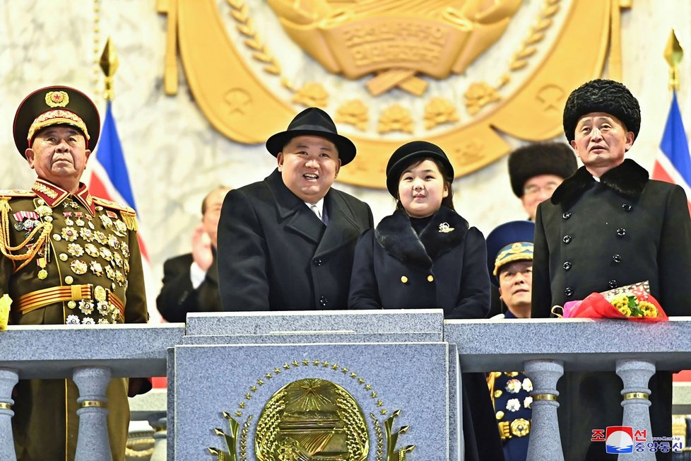 Vojenská přehlídka v KLDR: Diktátora Kima doprovodila dcera.