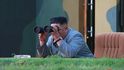 Severokorejský vůdce Kim Jong Un sleduje raketovou zkoušku v Severní Koreji. (25. července 2019)