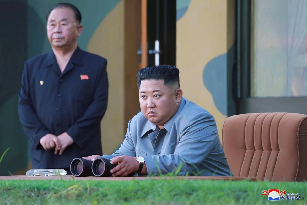 Severokorejský vůdce Kim Jong Un sleduje raketovou zkoušku v Severní Koreji. (25. července 2019)