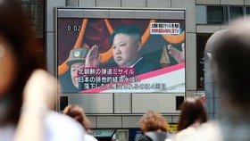 Lidé v japonské Osace sledují v televizních zprávách informaci o vypálení rakety Severní Koreou. Testu zblízka přihlížel i severokorejský vůdce, který pohrozil Spojeným státům.