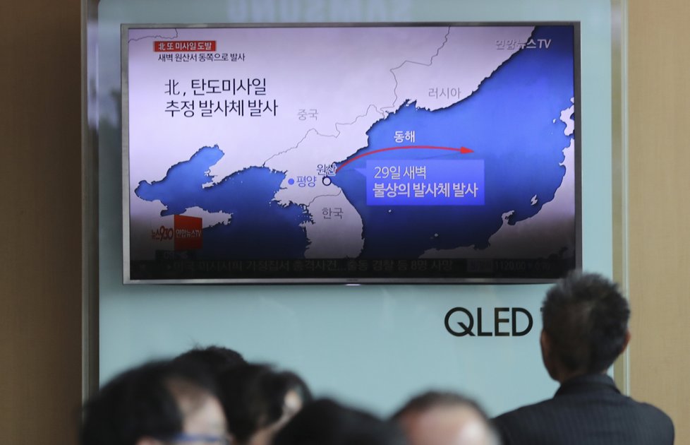 Lidé v jihokorejském Soulu sledují v televizních zprávách informaci o vypálení rakety Severní Koreou.