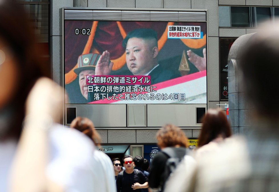 Lidé v japonské Osace sledují v televizních zprávách informaci o vypálení rakety Severní Koreou. Testu zblízka přihlížel i severokorejský vůdce, který pohrozil Spojeným státům.