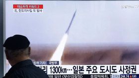 Severokorejský vůdce Kim Čong-un má důvod k radosti, nový motor rakety.