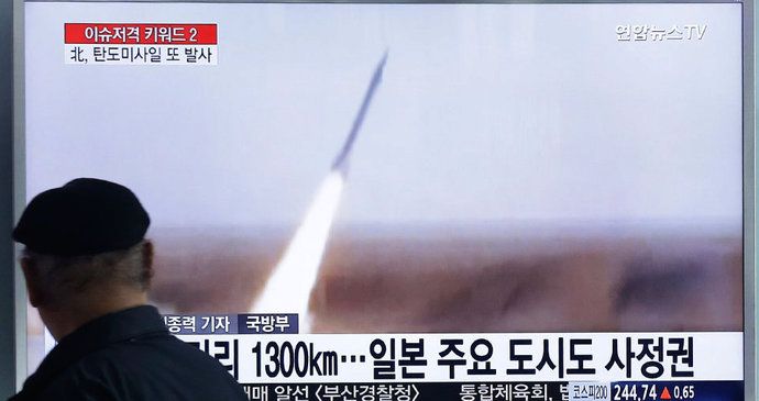 Kim Čong-un pozoruje test rakety.
