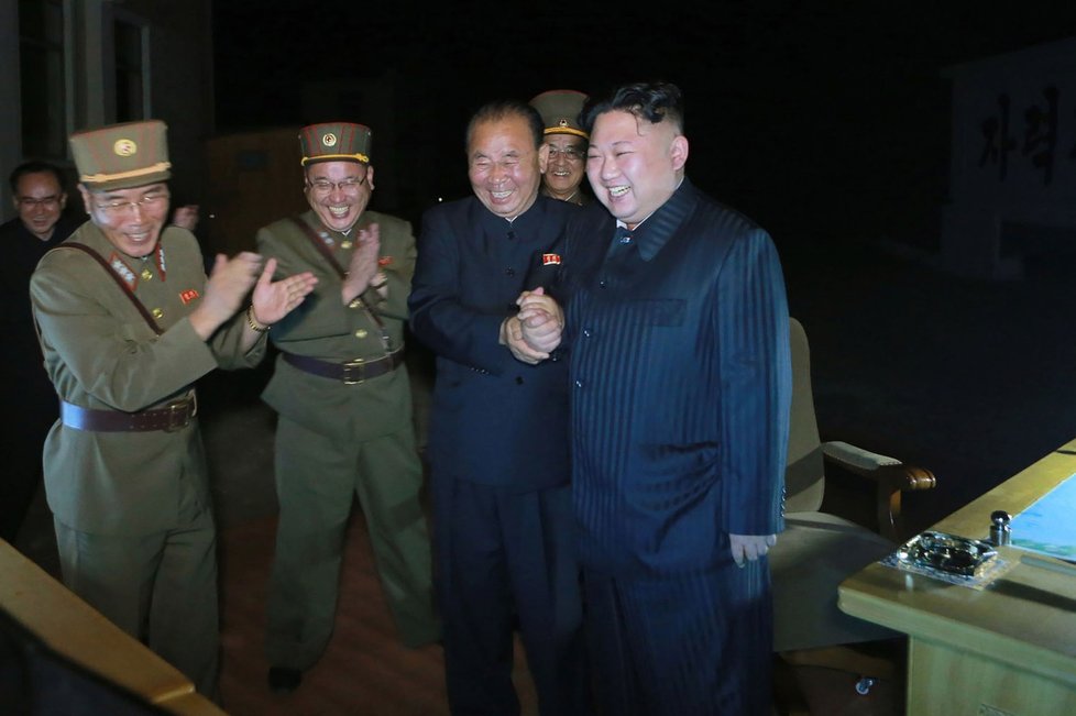 Severokorejská agentura KCNA dnes uvedla, že vůdce KLDR Kim Čong-un provedl inspekci nové vodíkové (termonukleární) bomby, kterou je možné instalovat do mezikontinentální rakety nového typu.
