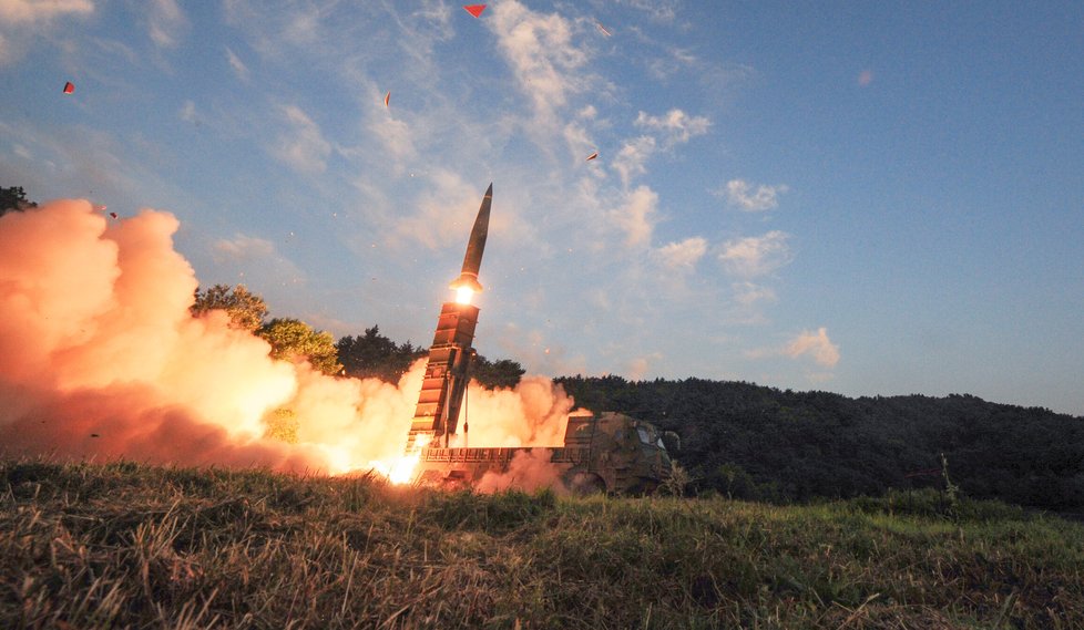 Jižní Korea odpověděla na jaderný test KLDR odpálením jaderné balistické střely Hyunmoo II.