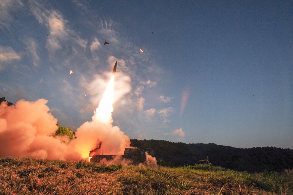 Jižní Korea odpověděla na jaderný test KLDR odpálením jaderné balistické střely Hyunmoo II.