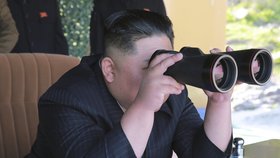 Na testovací odpaly raket dohlíží vůdce KLDR Kim Čong-un.
