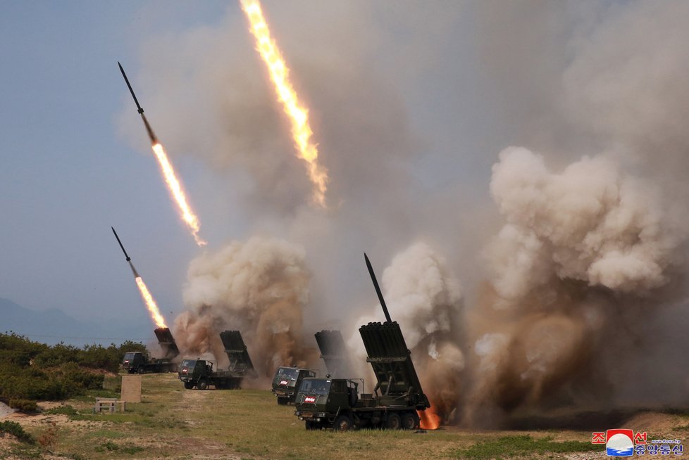 Na testovací odpaly raket dohlíží vůdce KLDR Kim Čong-un.