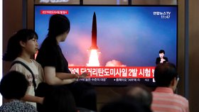 KLDR odpálila dvě balistické rakety. Zprávy o tom sledovali i lidé v jihokorejském Soulu (31. 7. 2019)