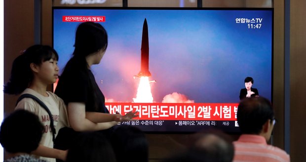 Kim Čong-un varuje „jihokorejské štváče“ střelou. Odpálil balistické rakety