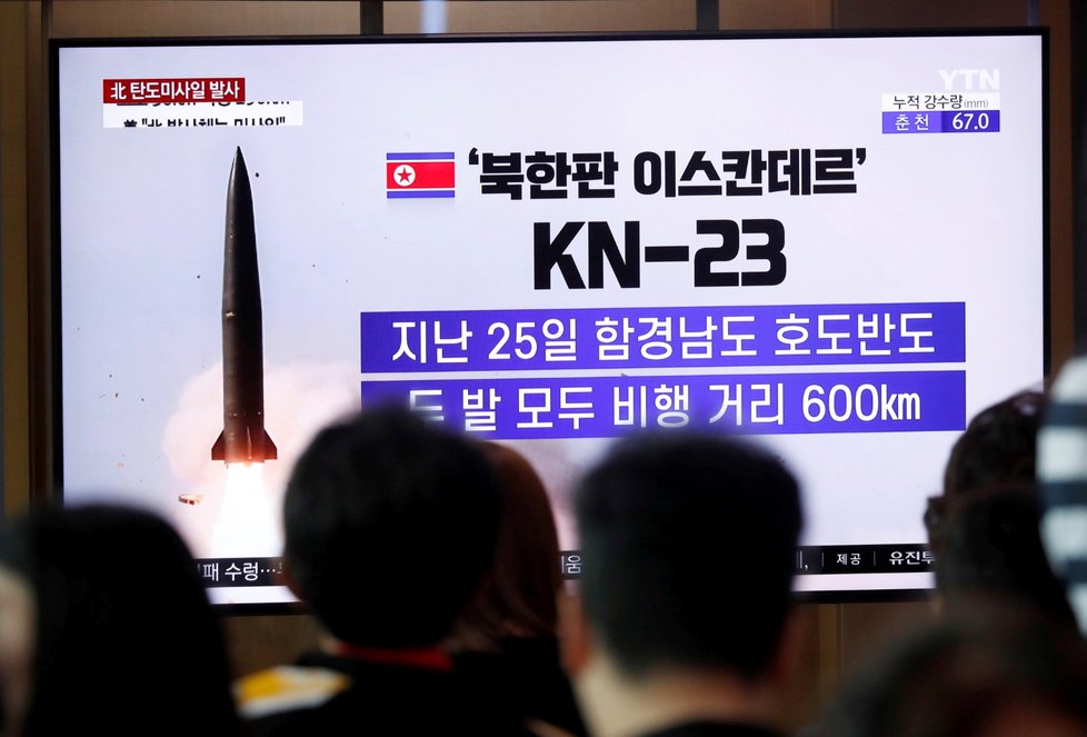 KLDR odpálila dvě balistické rakety. Zprávy o tom sledovali i lidé v jihokorejském Soulu (31. 7. 2019)