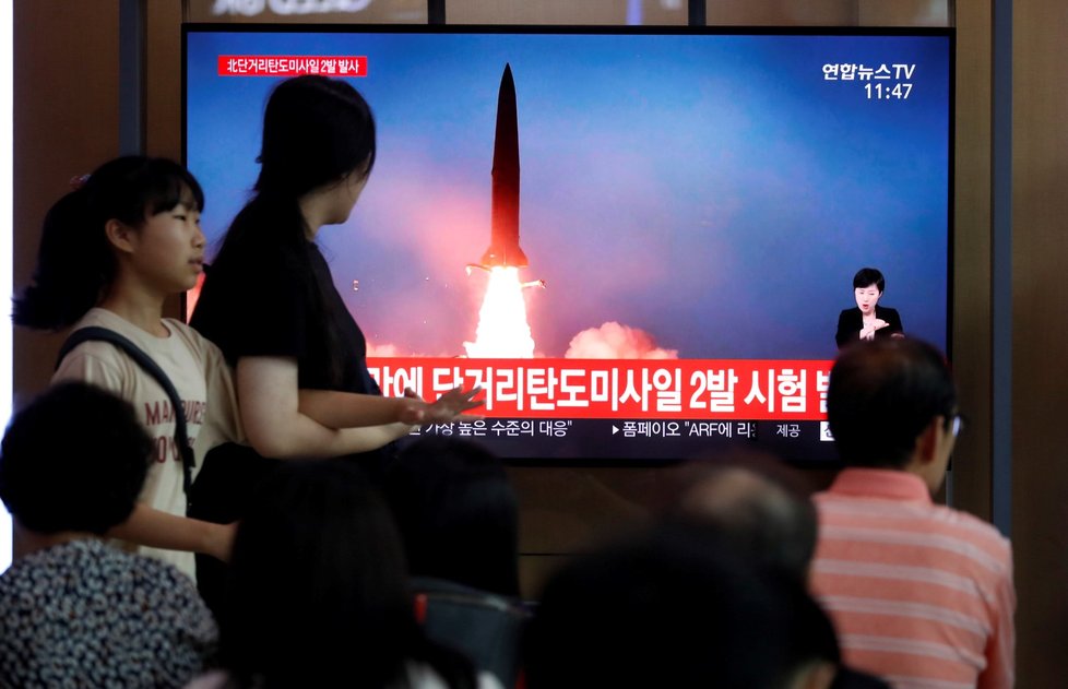 KLDR odpálila dvě balistické rakety. Zprávy o tom sledovali i lidé v jihokorejském Soulu (31. 7. 2019).