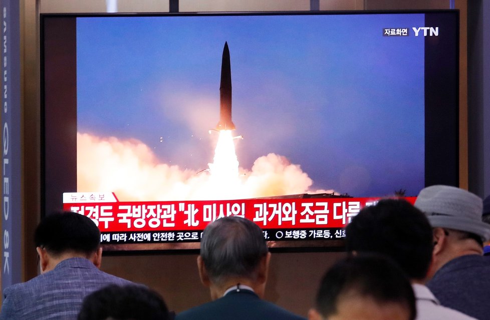 KLDR odpálila dvě balistické rakety. Zprávy o tom sledovali i lidé v jihokorejském Soulu (31. 7. 2019)