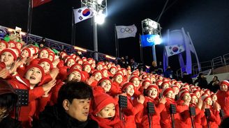 Severokorejské roztleskávačky na zahájení olympiády rozhodně zaujaly. Takhle povzbuzují své sportovce