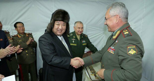 Diktátor Kim nasadil ušanku a odjíždí z Ruska. Obrněný vlak vyprovodily pocty