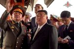 Vůdce KLDR Kim Čong-un a ruský ministr obrany Sergej Šojgu na vojenské základně v okolí města Vladivostok. Rusko diktátorovi předvedlo bombardéry schopné nést jaderné zbraně, nadzvukové střely či fregatu Maršál Šapošnikov.