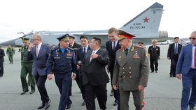 Kim Čong-Un a Sergej Šojgu ve Vladivostoku (16.9.2023)