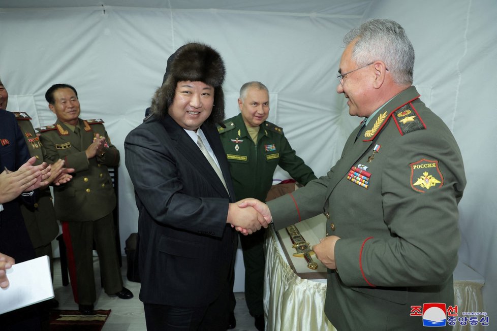 Kim Čong-Un a Sergej Šojgu ve Vladivostoku. (16.9.2023)