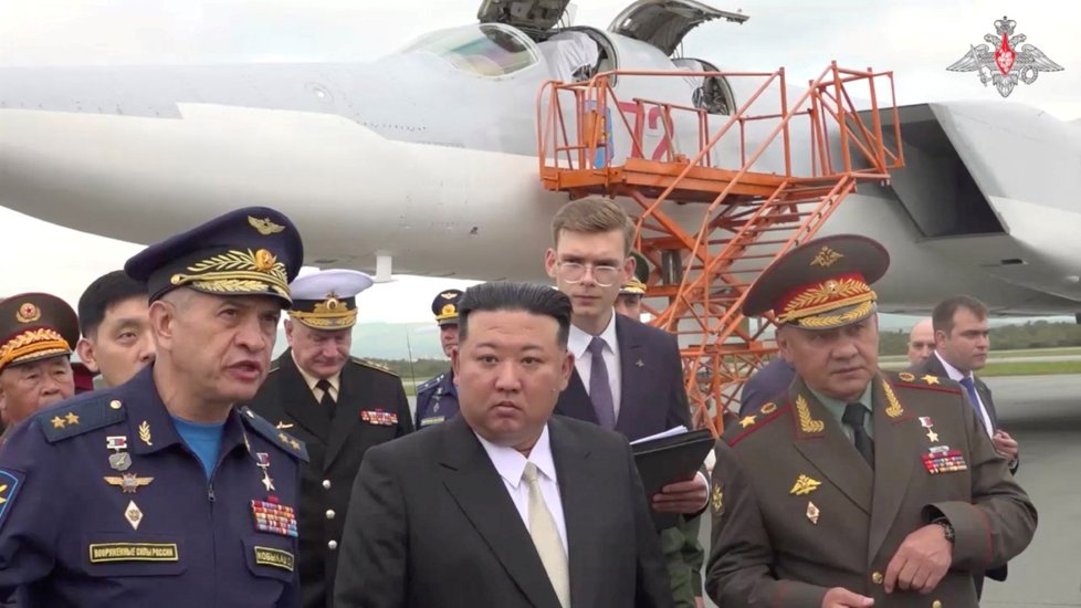 Vůdce KLDR Kim Čong-un a ruský ministr obrany Sergej Šojgu na vojenské základně v okolí města Vladivostok. Rusko diktátorovi předvedlo bombardéry schopné nést jaderné zbraně, nadzvukové střely či fregatu Maršál Šapošnikov.