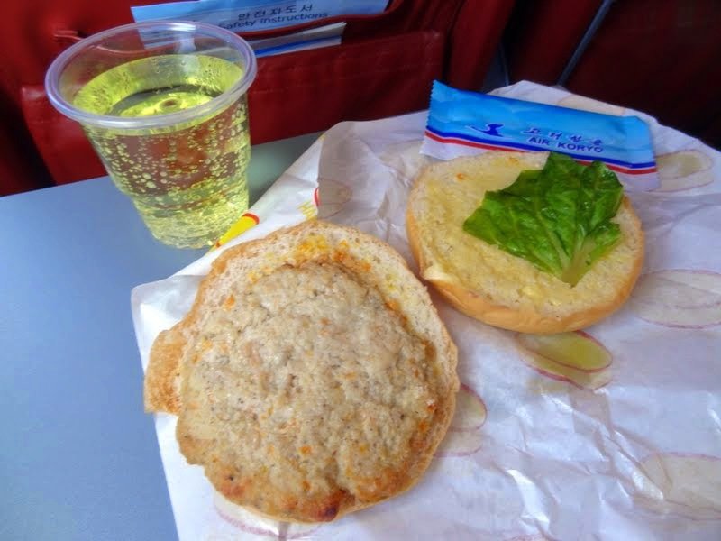 Pověstný »burger« podávaný na letech severokorejské aerolinky Air Koryo.