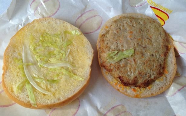 Pověstný »burger« podávaný na letech severokorejské aerolinky Air Koryo.