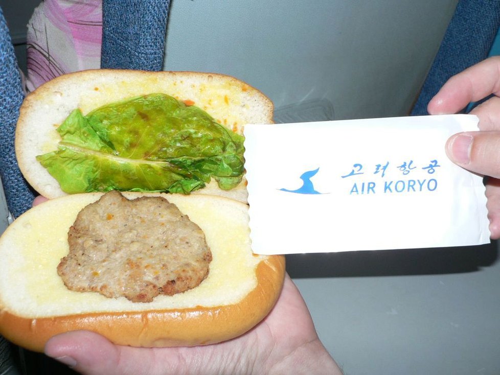 Pověstný »burger« podávaný na letech severokorejské aerolinky Air Koryo.